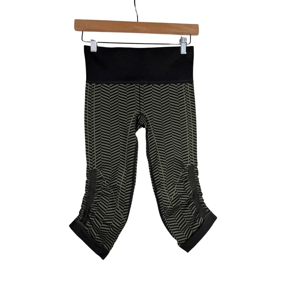Lululemon In the Flow Cropped Seamless Leggings size‎ 4 Green/Black Chevron